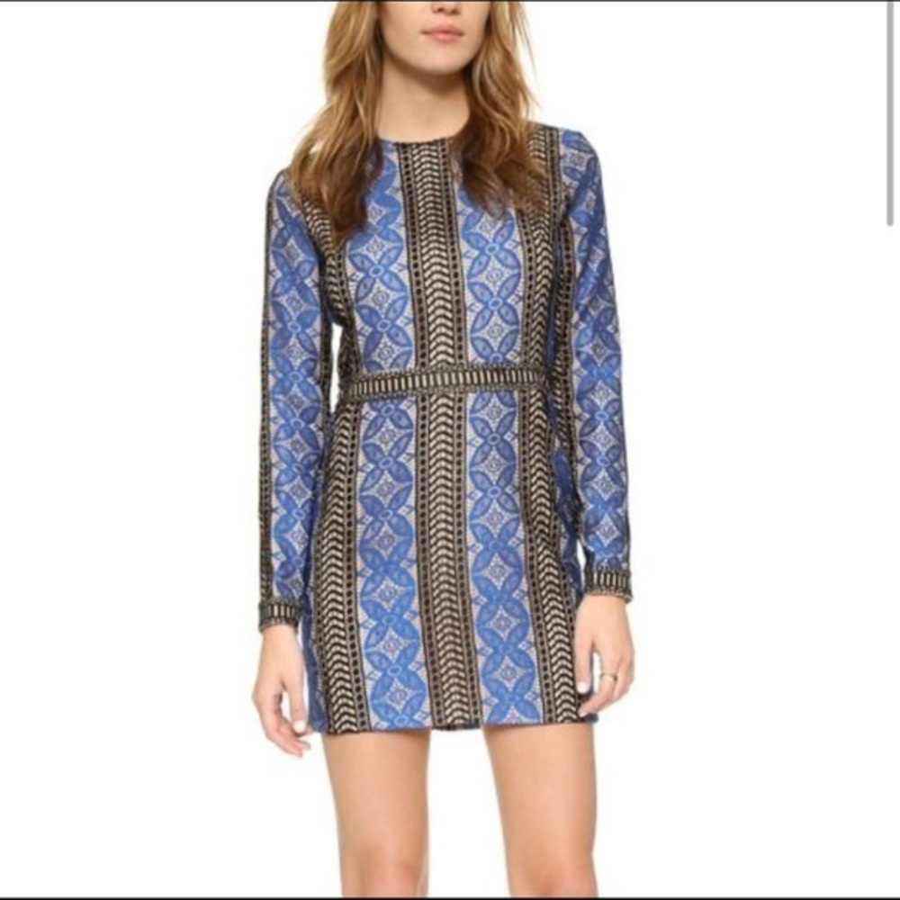 😍....Gorgeous lace overlay long sleeve dress